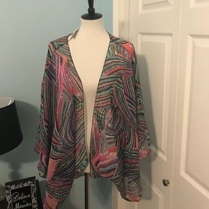 NWT. Beautiful Kimono Top in Size S/M (runs large)